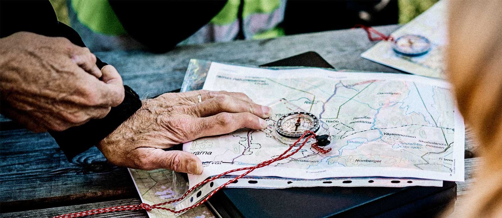hiking-maps-table-family