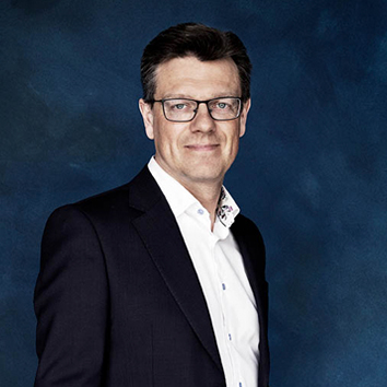 demant_bestyrelse_marts252936-anders-hjsgaard-thomsen-blue-background-354x354