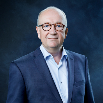 demantpeoplenielsjacobsen210512demant6392croppedcutoutbluebackground354x354