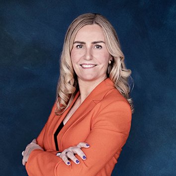 demant_bestyrelse_marts252756-anne-karen-hunt-blue-background-354x354