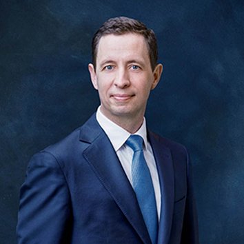 demant_people_management_rene_schneider_cfo_cutout_210512_demant6170-blue-background-354x354