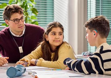oticon_playsi_two_kids_and_teacher2_ms__0852_tif