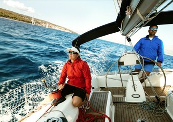 q12025_oticon_own_si_woman_sailing_the_boat_as_219274582_tif