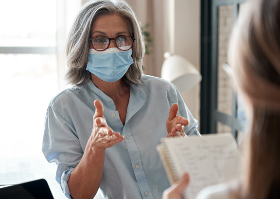 oticon_woman_wearing_mask_379264012