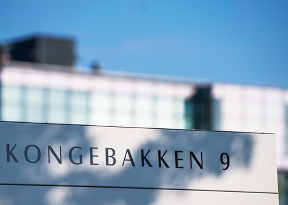 william-deman-holdingt-kongebakken-9-sign