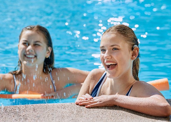 om_ci_neuro2_swimkit_2-girls-pool-edge_martin-soelyst_200428_29918f_less_shine