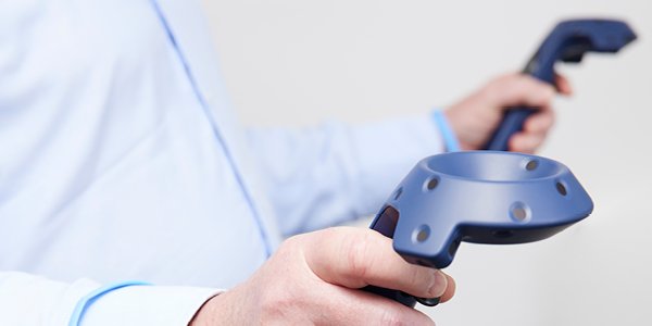 En klient holder BalanceVR-controlleren i sine hænder under en rehabiliteringsøvelse med BalanceVR. 