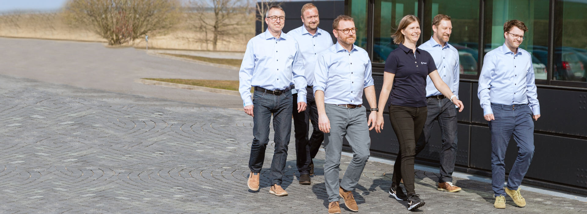 Diatec DK personale går udenfor i samlet flok i det friske vejr