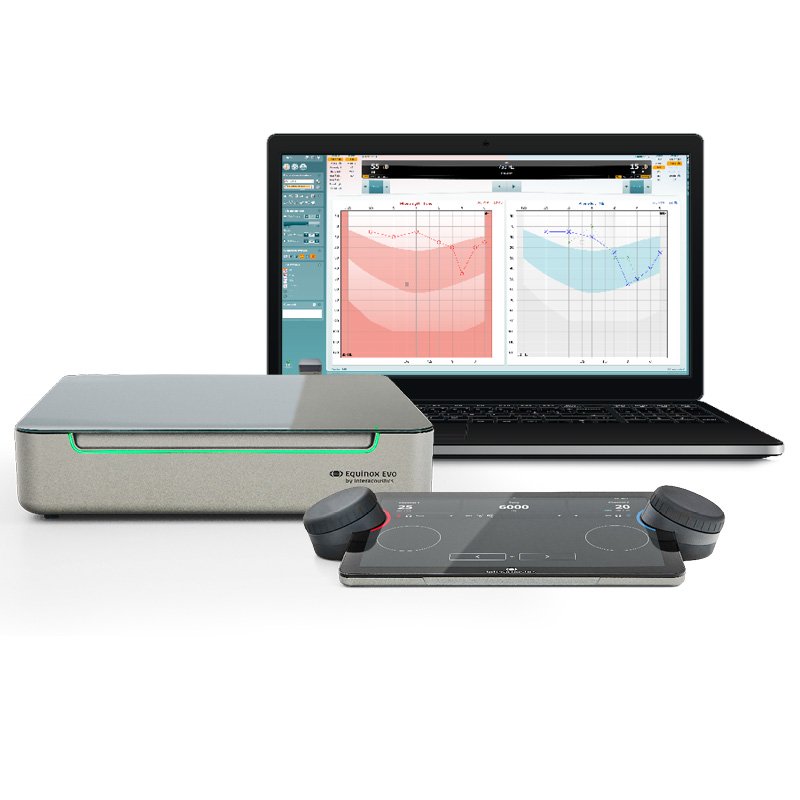 Interacoustics Equinox Evo mit seiner Software, die im Hintergrund auf einem Bildschirm angezeigt wird