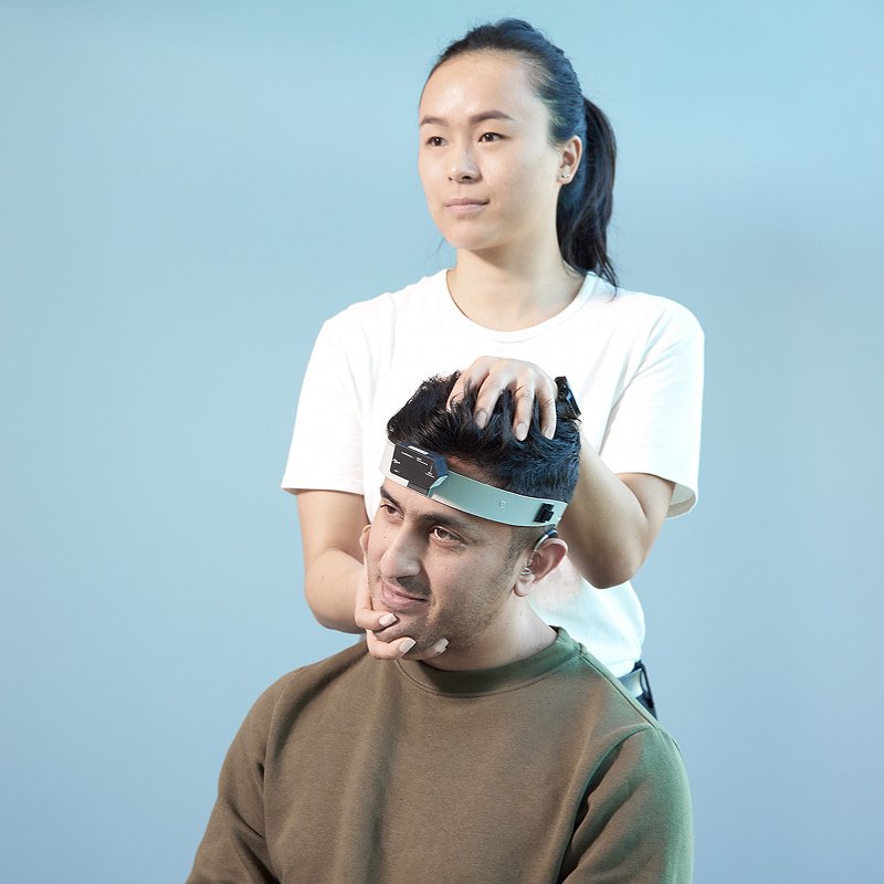 Specialista che esegue il Functional Vision Head Impulse Test su un paziente nel piano RALP.