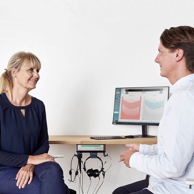 Arzt und Patient am Tisch mit Affinity Compact montiert