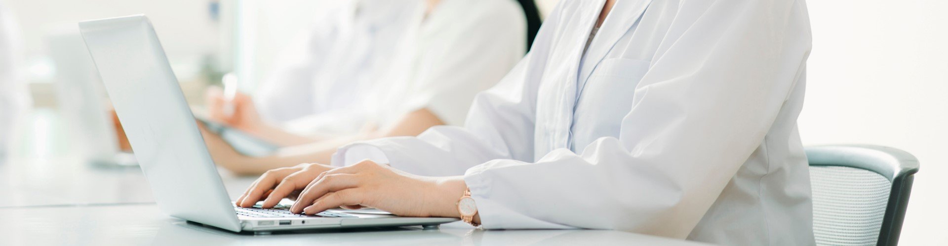 gsi-advance-watching-videos-on-laptop