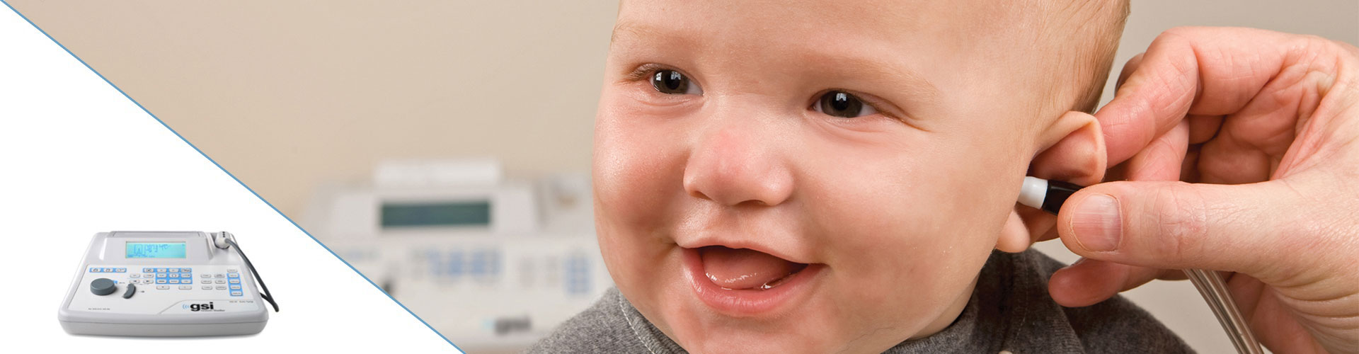 fotografía de un bebé usando un timpanómetro