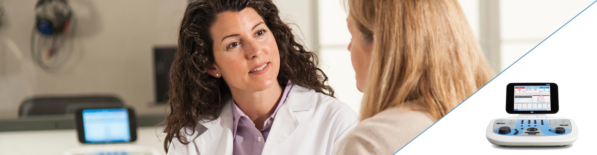 Audiologe berät Patienten zu Audiometrieergebnissen mit dem GSI Pello