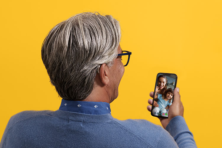 ph_web_hands_free_calling_iphone_24-h1_750x500