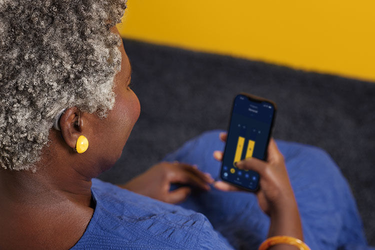 ph_web_handsfree_female_iphone14_hearlink2_24-h1_750x500