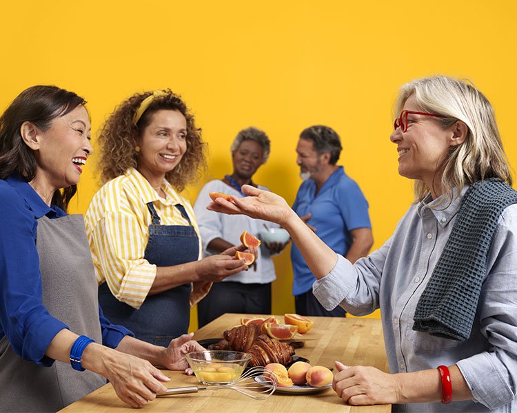 ph_web_kitchen_group_women_talking_24-h1_750x600