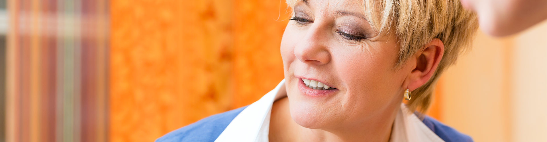 A hearing care professional showing different options of hearing aids during a consultation to an interested customer