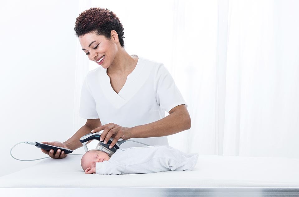 Baby sleeping while its hearing it tested with the MAICO easyScreen BERAphone