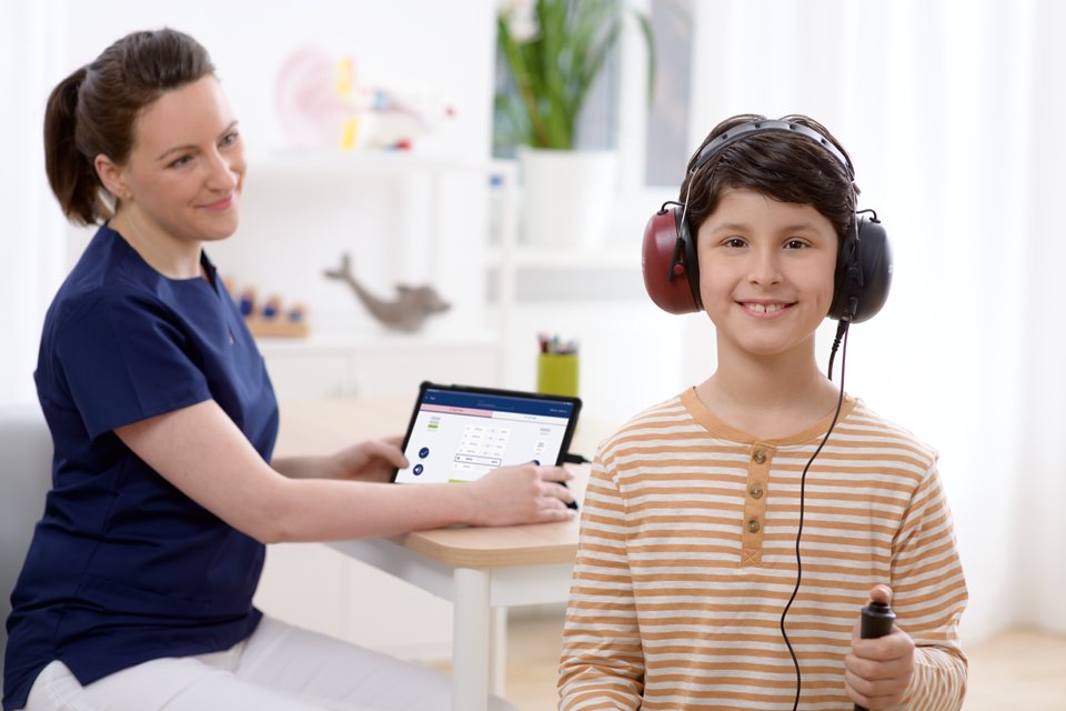Tablet audiometer easyTone with state-of-the-art headphone