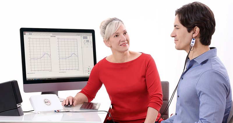 Hearing care provider fitting a patient with live speech mapping using the AVANT ARC