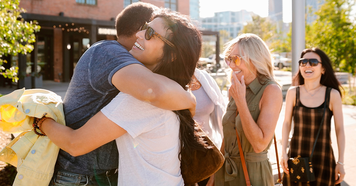 presspot_oticon_jet_woman_with_friends_hugging_as_316208626_1200x628px