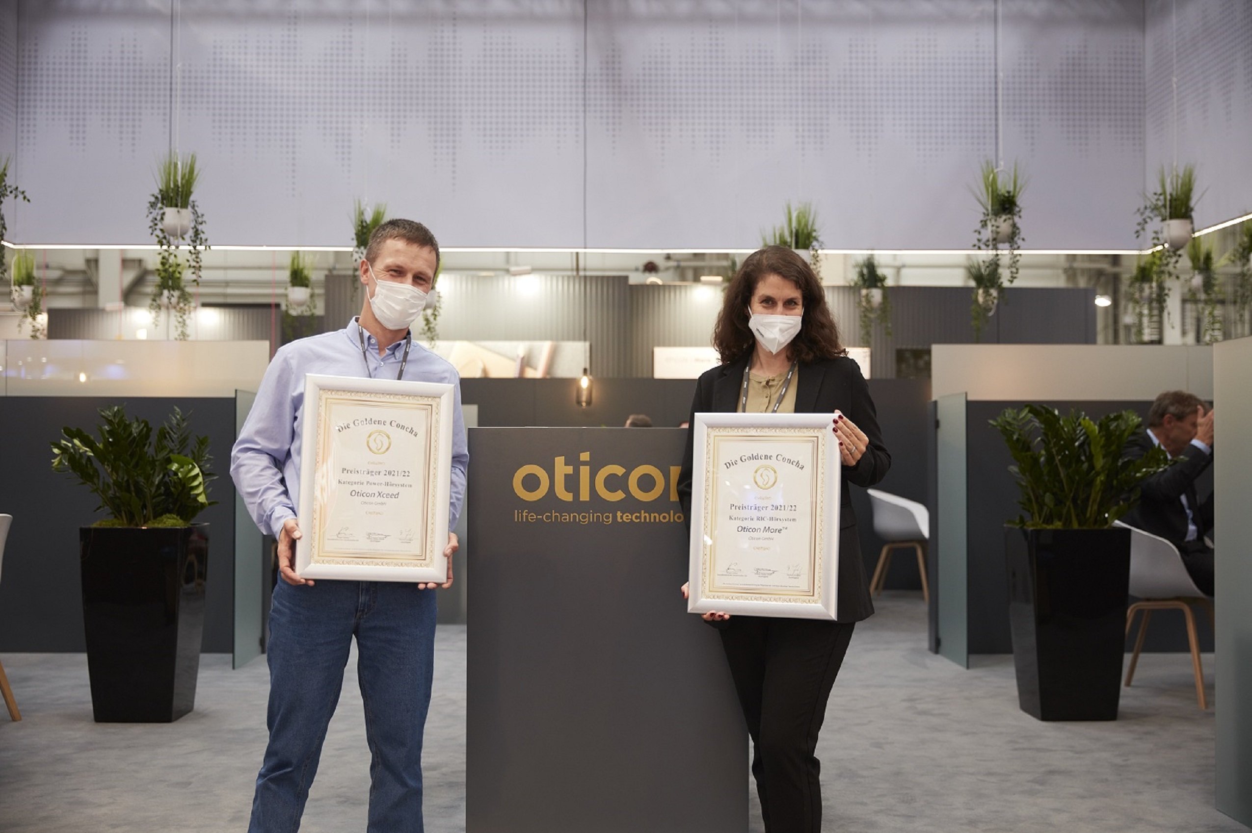 presspot_oticon_goldene-concha_202109_2551x1698px