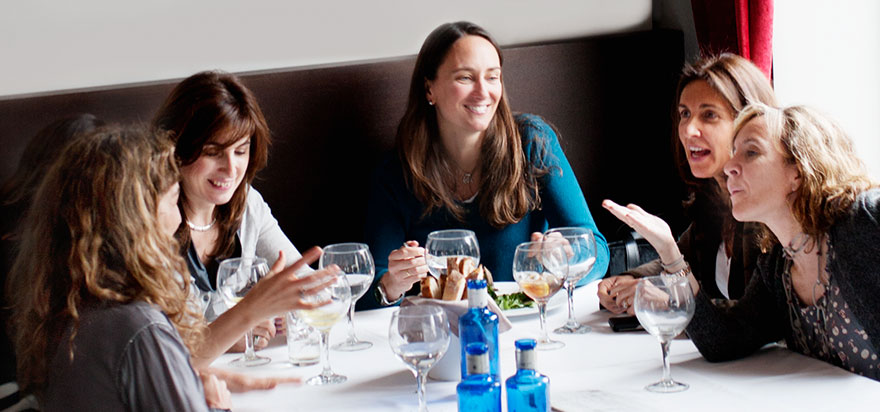 b2c-oticon-blog_post-image_9_fun_activities_to_do_with_a_hearing_aid_restaurant2
