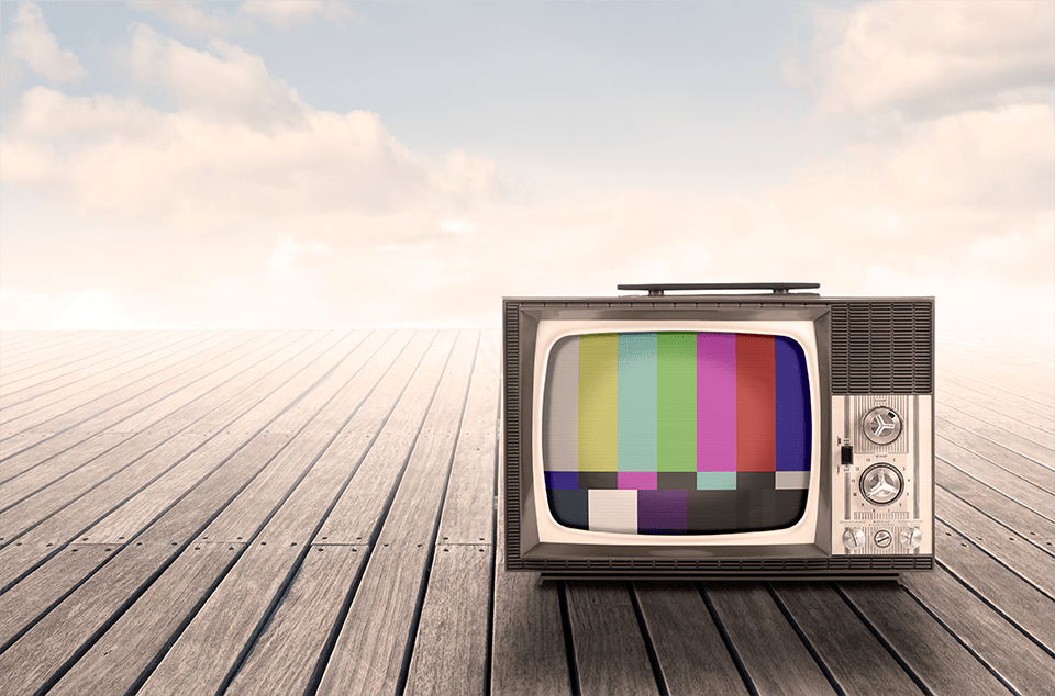 vielle télévision sur parquet avec ciel bleu et nuages