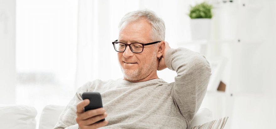 blogfr_seniorsgeeks_hommeportable-min