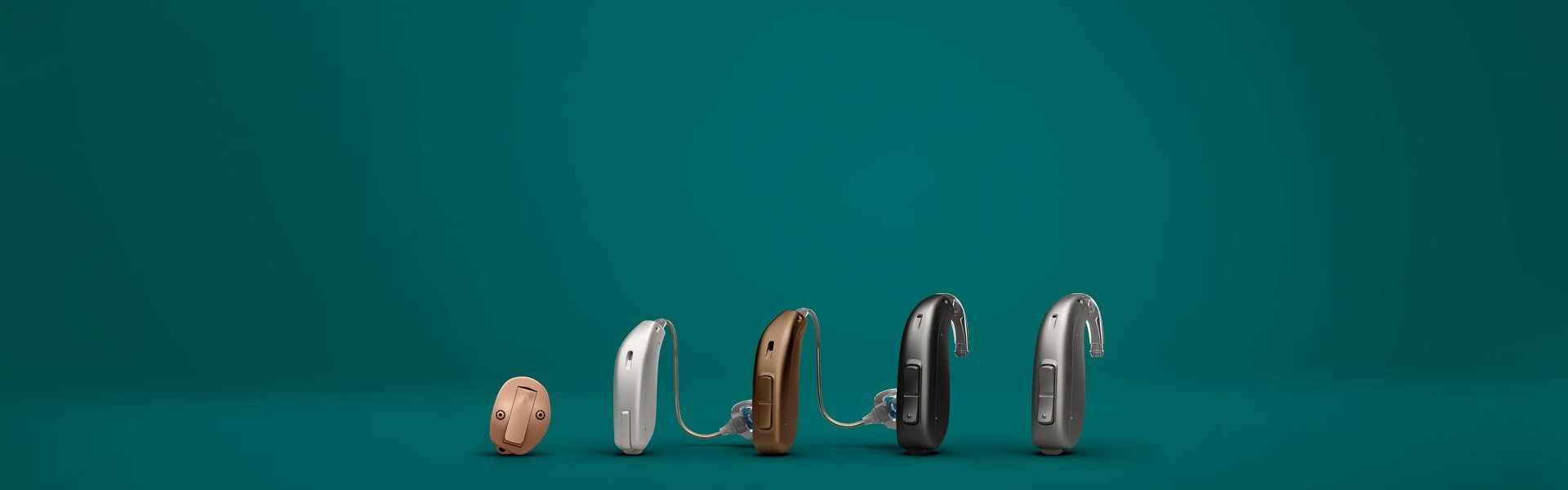 Les différents appareils auditifs Oticon sur fond vert emeraude
