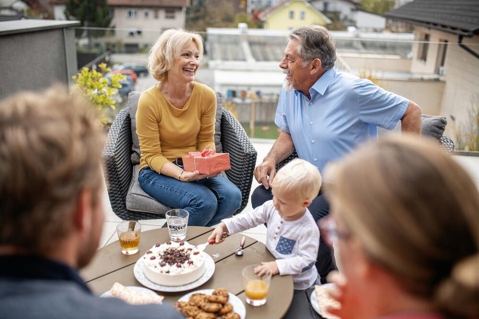 Une famille autour d'un gâteaux 