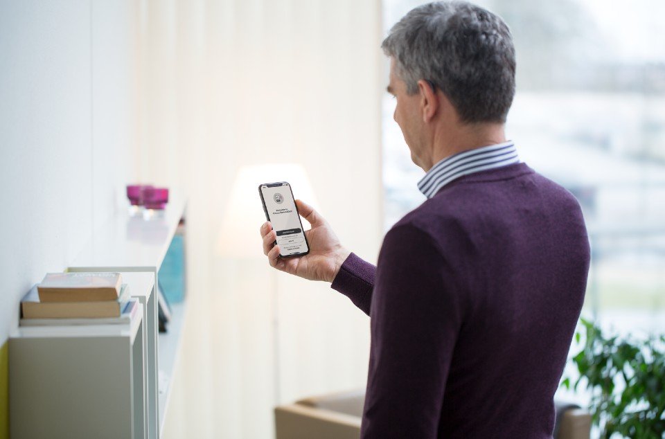 Un homme regarde l'écran de son smarthphone