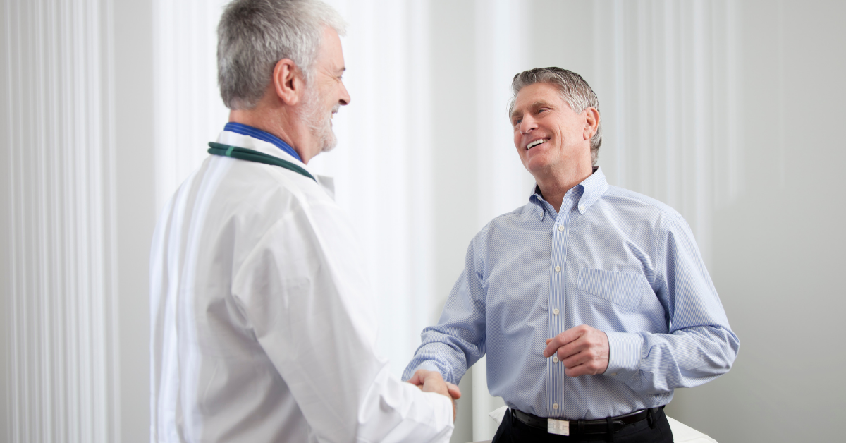 Un médecin serre la main de son patient