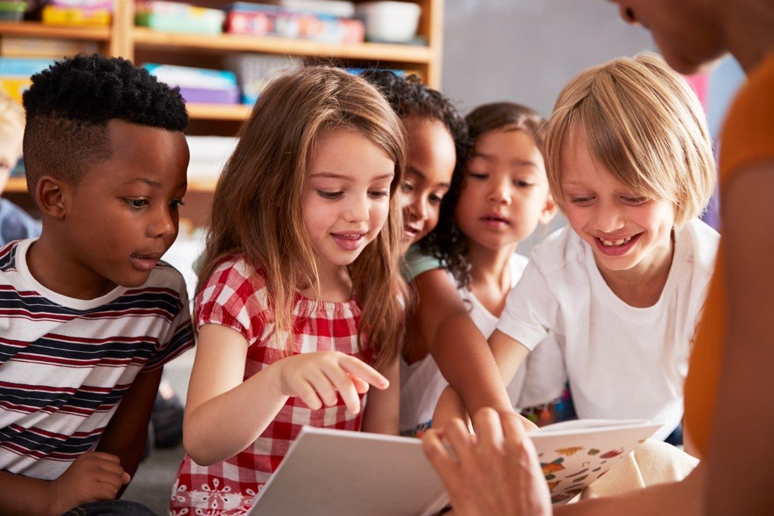 enfants-en-train-de-lire-un-livre