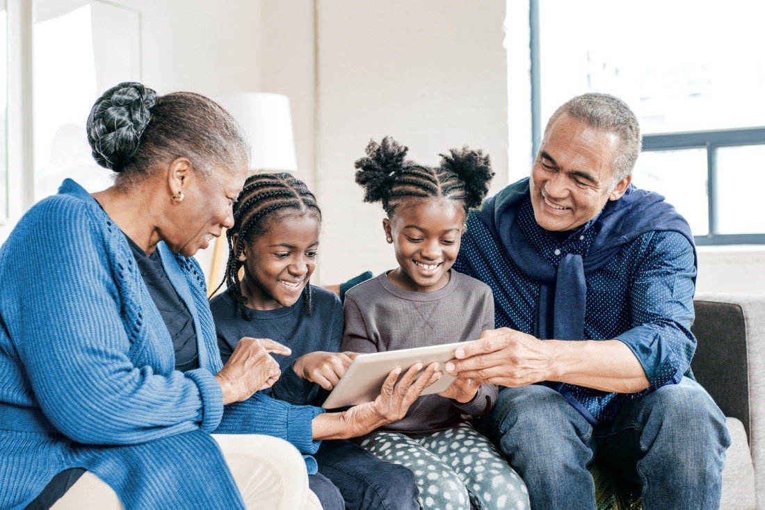 famille-sur-une-tablette