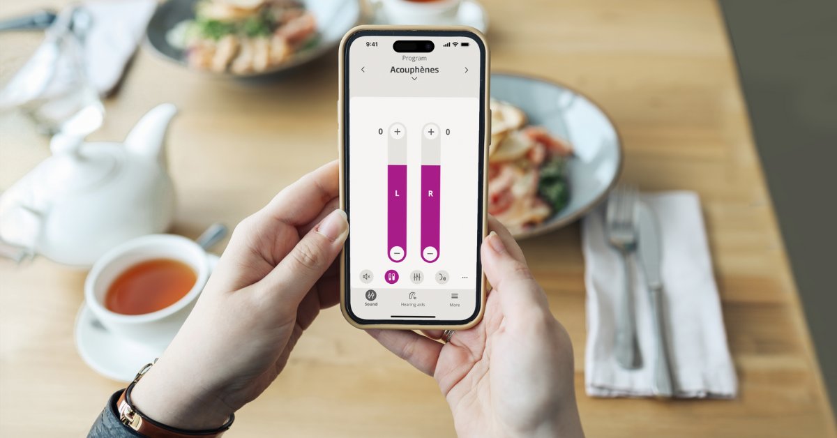Une personne malentendante avec son téléphone sur l'application Companion