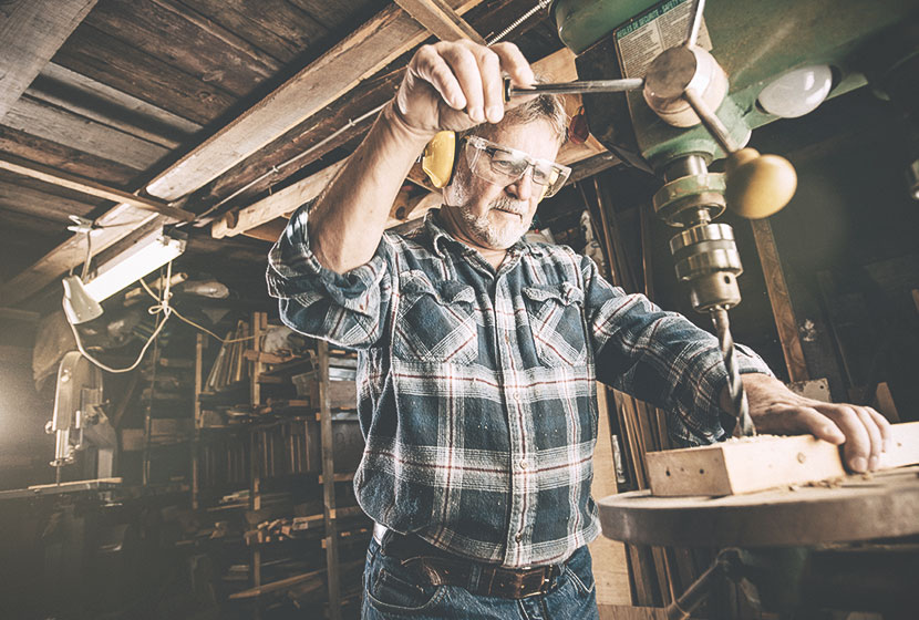 travailleur industriel chemise à carreaux lunettes de protection et casque de sécurité
