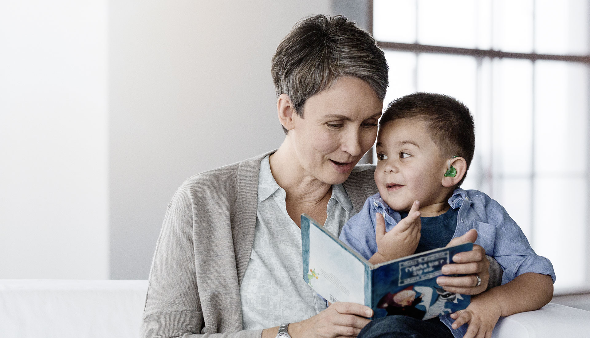 bébé et sa maman en train de raconter sourire parler