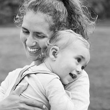 jeune maman en train de jouer avec sa fille