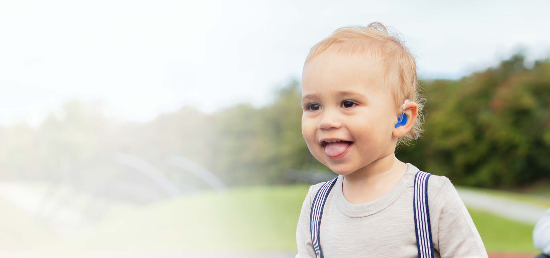 bébé souriant aux yeux bleus