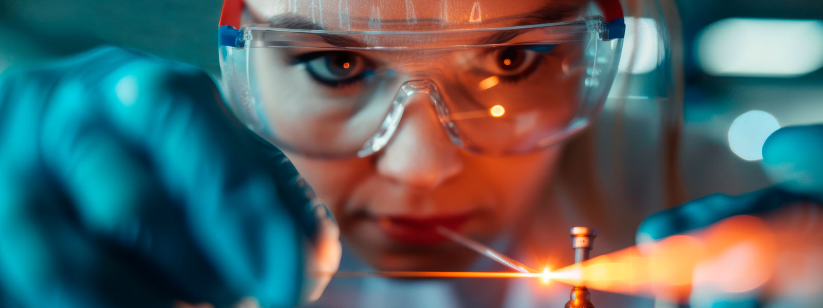 2025_banner_woman-with-glasses