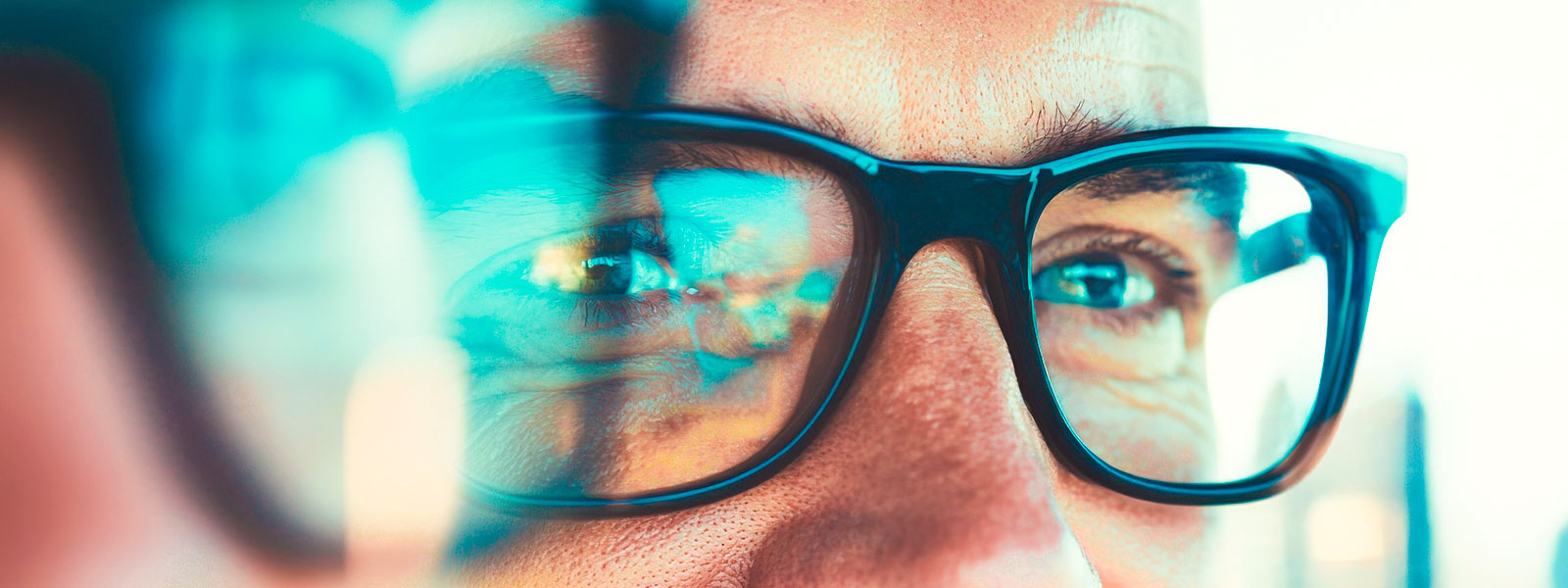 2025_banner_man-with-glasses