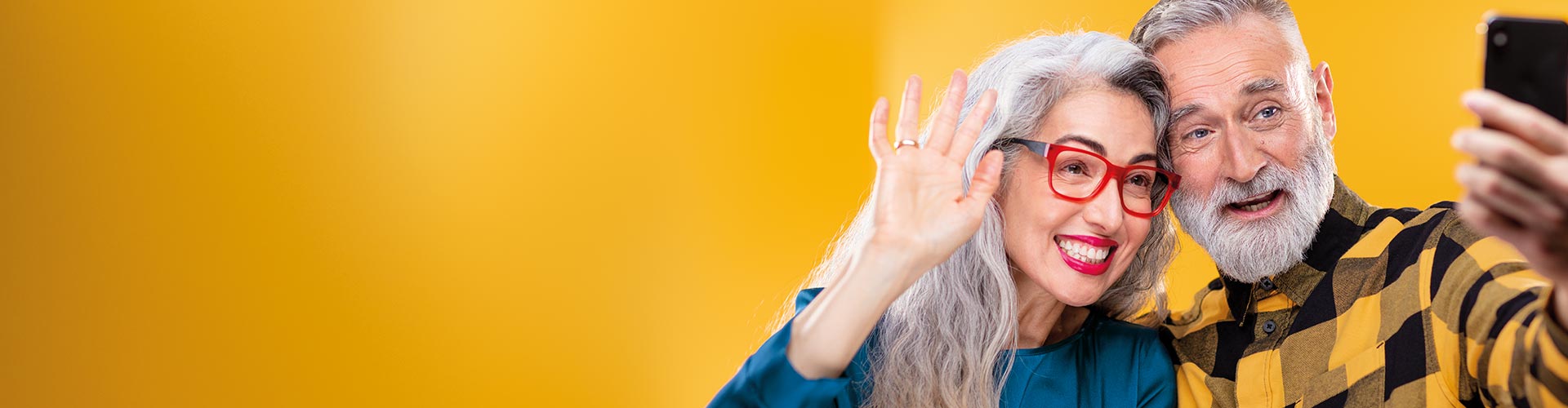 Amigos de mediana edad usando un smartphone para conectar con familia y amigos realizando una llamada.