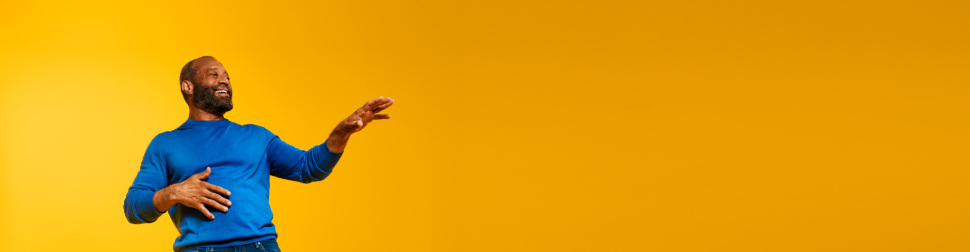 Hombre usando aparatos auditivos Philips y disfrutando de poder escuchar música y conectarse con sus seres queridos