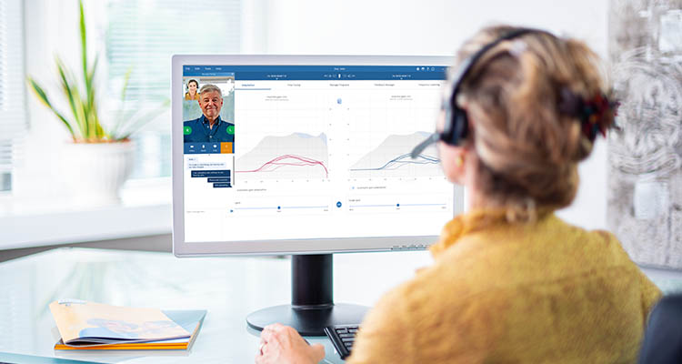 Audiólogo en una sesión de Adaptación Remota en línea con un usuario de Philips HearLink.