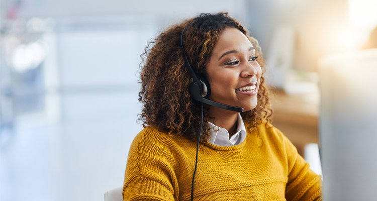 Mujer hablando por teléfono ayudando a un cliente.