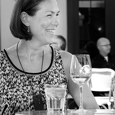 gros plan sur femme dans un bar terrasse