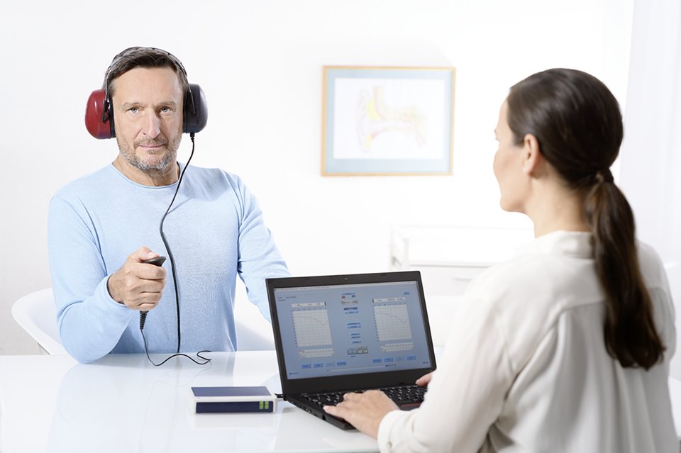 PC Audiometer MA 33 connected to laptop and headphones