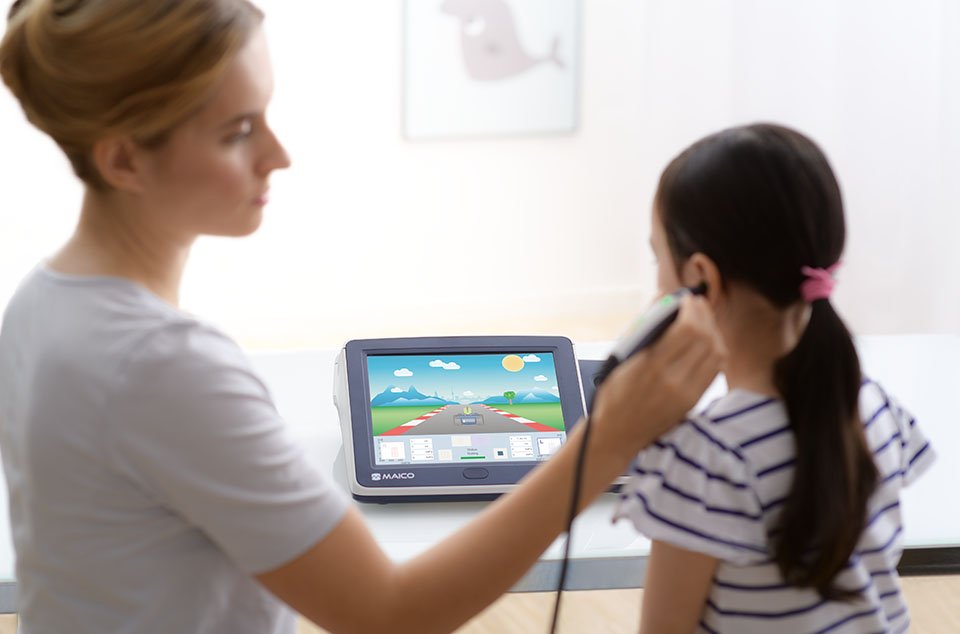 Tympanometer mit Autorennen auf dem Bildschirm für kleine Patient*innen